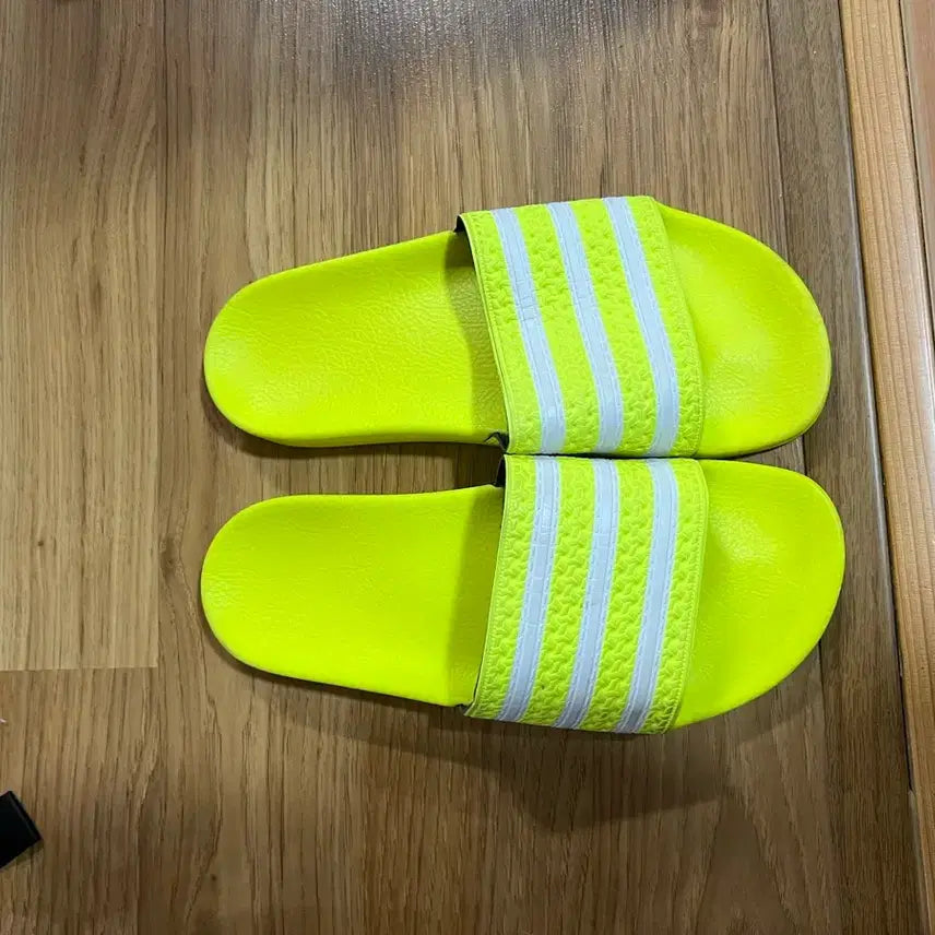 [BUNJANG] 아디다스 형광 슬리퍼 팝니다 / 아디다스 형광 슬리퍼 팝니다