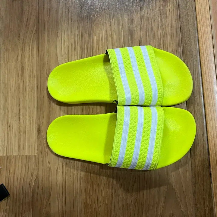 [BUNJANG] 아디다스 형광 슬리퍼 팝니다 / 아디다스 형광 슬리퍼 팝니다