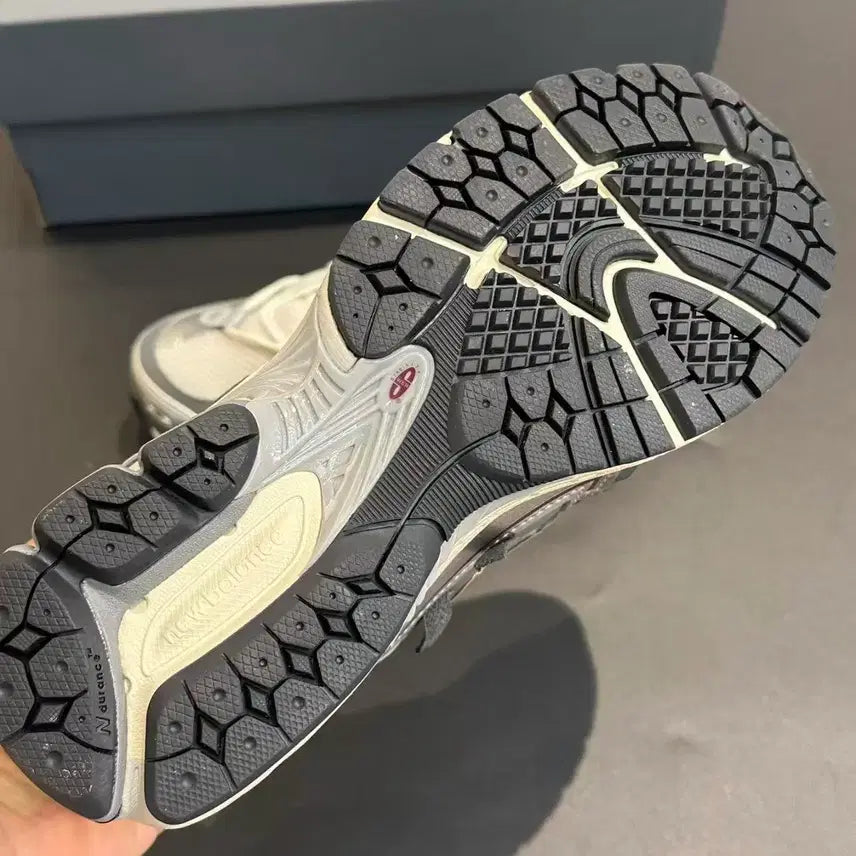 [BUNJANG] 1906A Silver Metallic Castlerock Sneakers / 1906A 실버 메탈릭 캐슬락 270mm