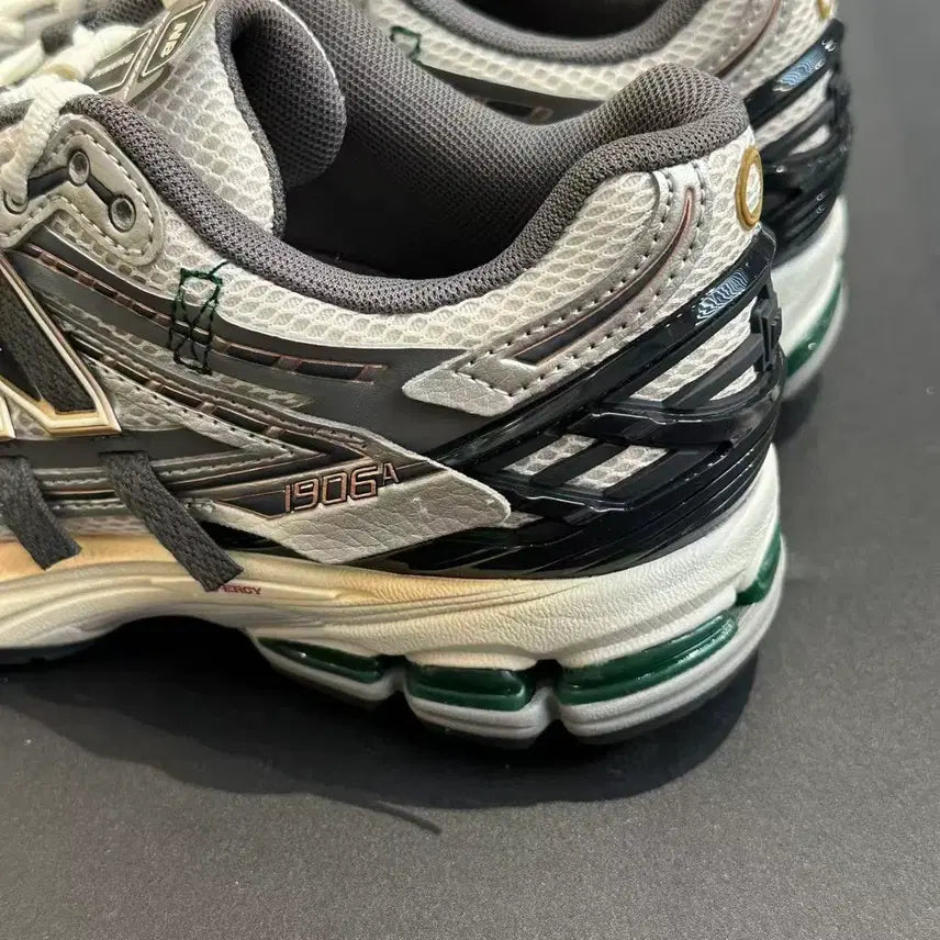 [BUNJANG] 1906A Silver Metallic Castlerock Sneakers / 1906A 실버 메탈릭 캐슬락 270mm