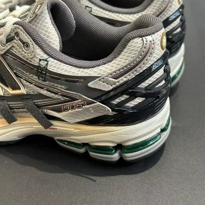[BUNJANG] 1906A Silver Metallic Castlerock Sneakers / 1906A 실버 메탈릭 캐슬락 270mm