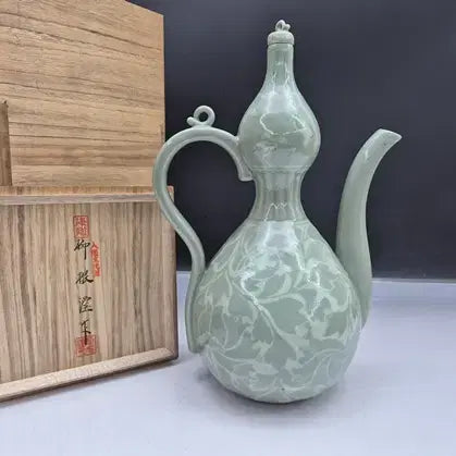 [BUNJANG] Yoo Geun-hyung Celadon Tea Pot with Cloud and Crane Inlay / 해강 유근형 선생 (장작가마 작품)-운학상감청자주전자/
