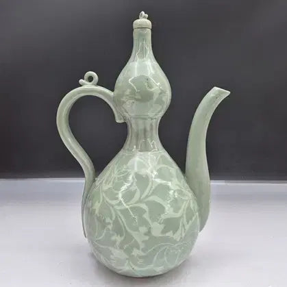[BUNJANG] Yoo Geun-hyung Celadon Tea Pot with Cloud and Crane Inlay / 해강 유근형 선생 (장작가마 작품)-운학상감청자주전자/