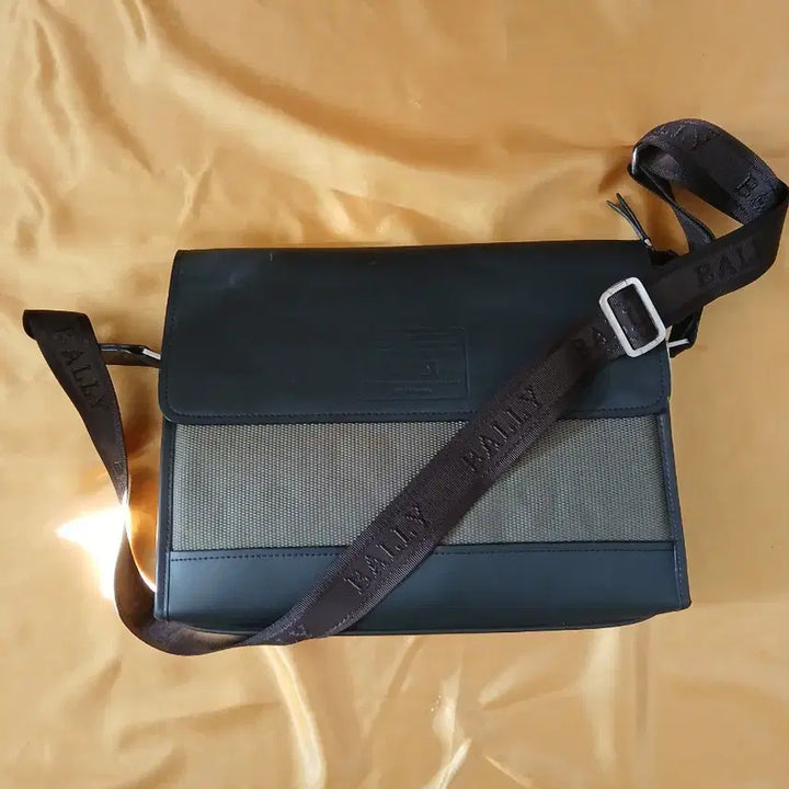 [SOLD OUT] Bally 발리 남성 메신저백 숄더백