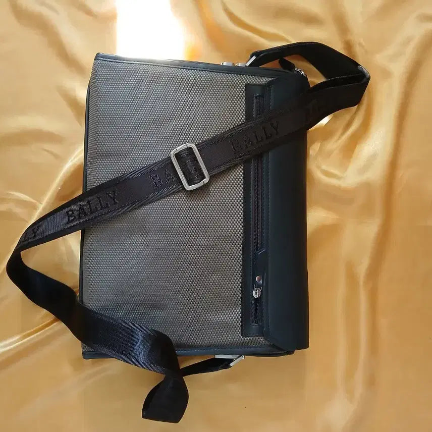 [SOLD OUT] Bally 발리 남성 메신저백 숄더백