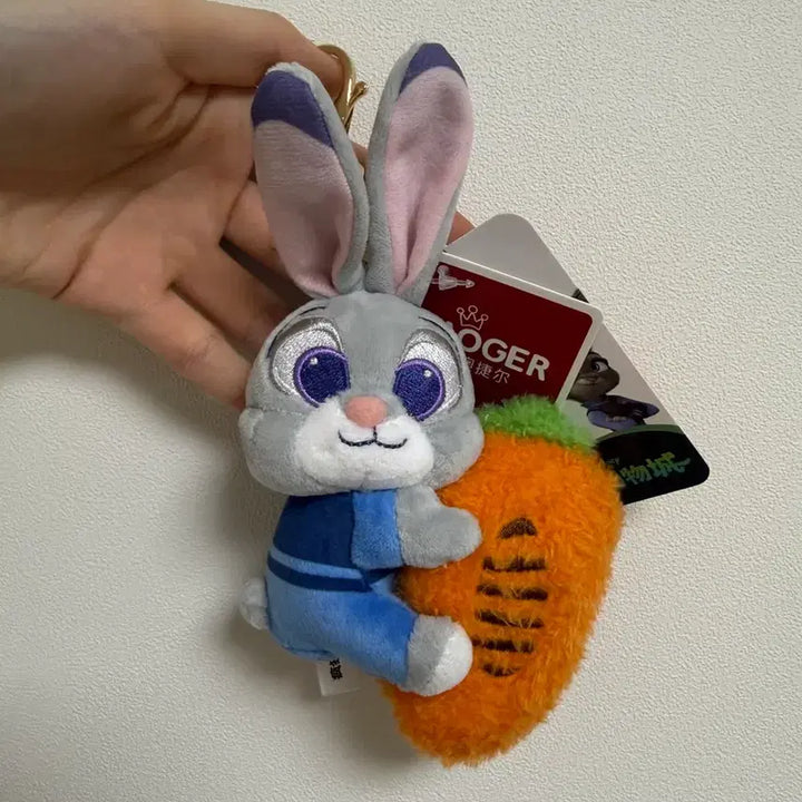 [BUNJANG] Aoger Zootopia Judy Hopps Hugging Carrot Keychain / 미니소 aoger 주토피아 주디 사랑의포옹 키링