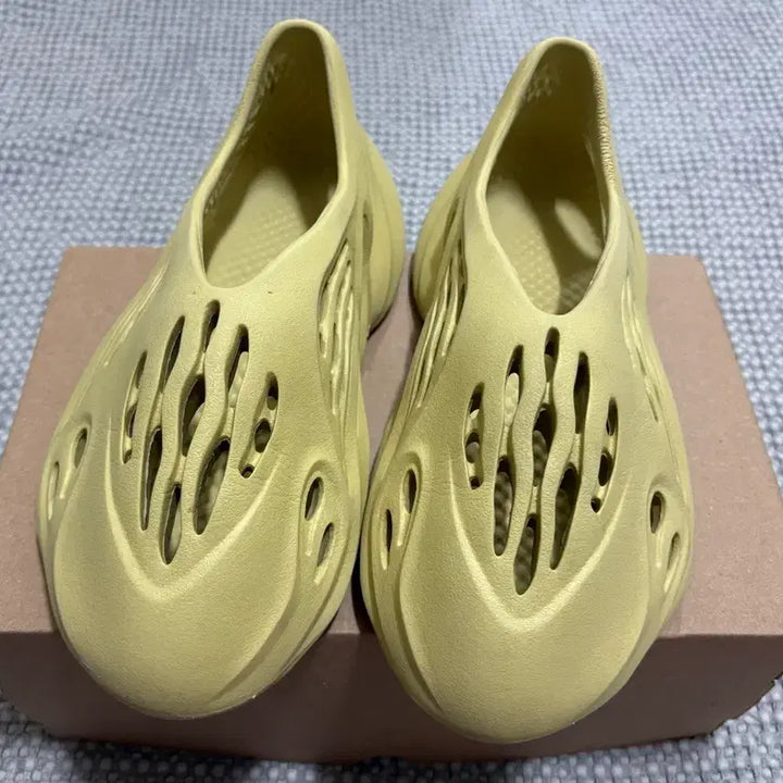 [SOLD OUT] 아디다스 이지 폼 러너 설퍼 255