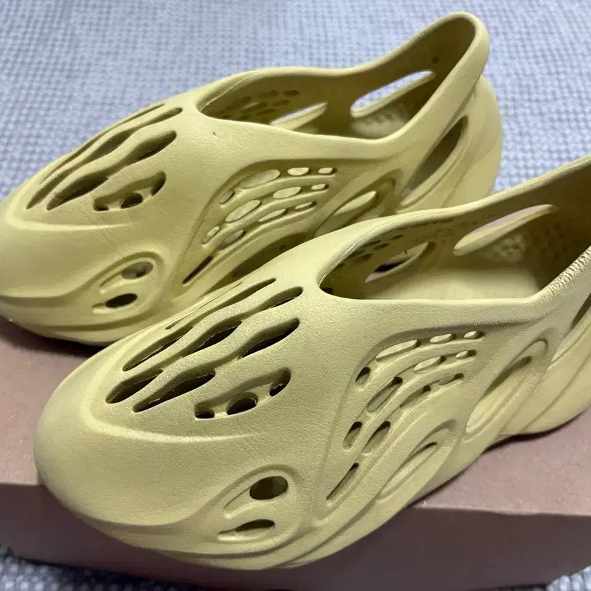 [SOLD OUT] 아디다스 이지 폼 러너 설퍼 255