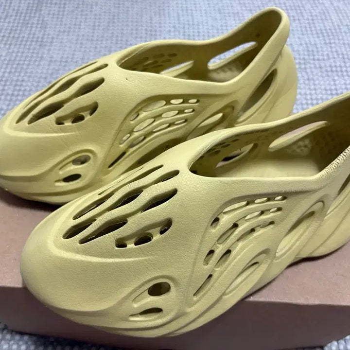 [SOLD OUT] 아디다스 이지 폼 러너 설퍼 255
