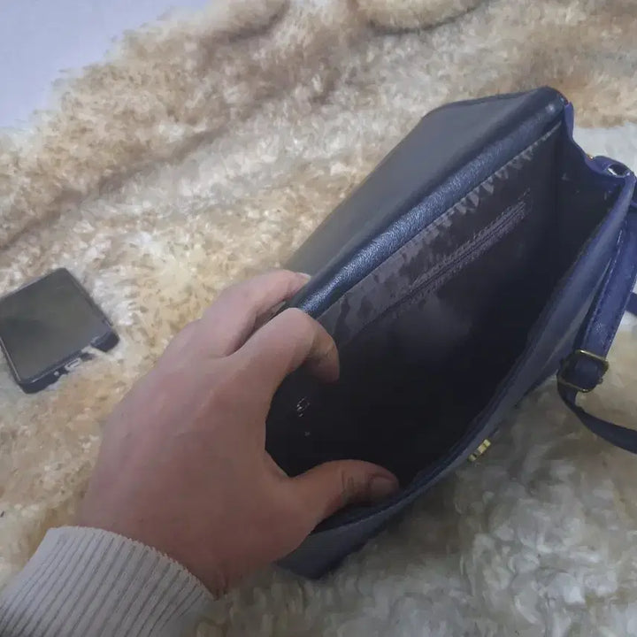 [BUNJANG] Navy Flap Shoulder Bag / 네이비색 플랩 숄더백 가방