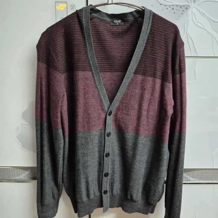[BUNJANG] Galaxy V-Neck Color Block Cardigan / 갤럭시 모 배색 브이넥 가디건 니트100