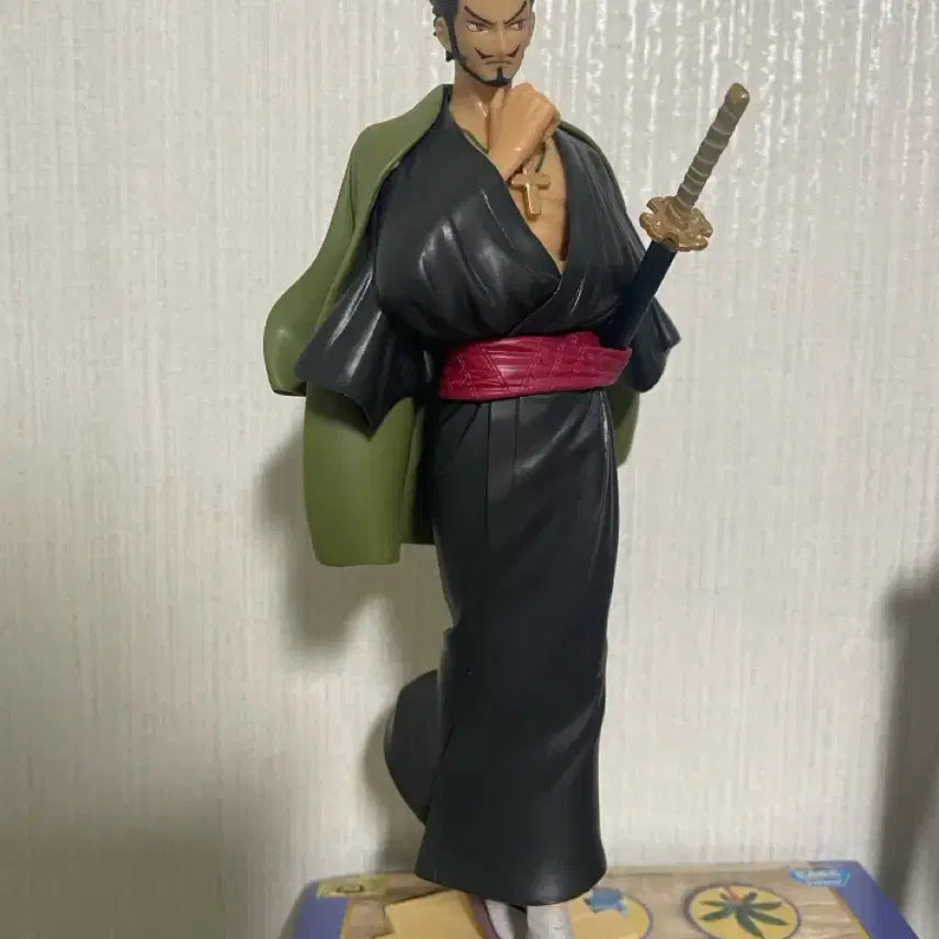 [BUNJANG] One Piece World Journey Mihawk Figure (Authentic) / 원피스 피규어 월드 저니 미호크 (정품)