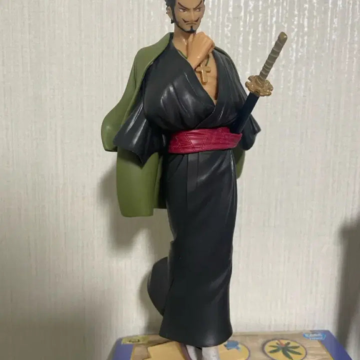 [BUNJANG] One Piece World Journey Mihawk Figure (Authentic) / 원피스 피규어 월드 저니 미호크 (정품)