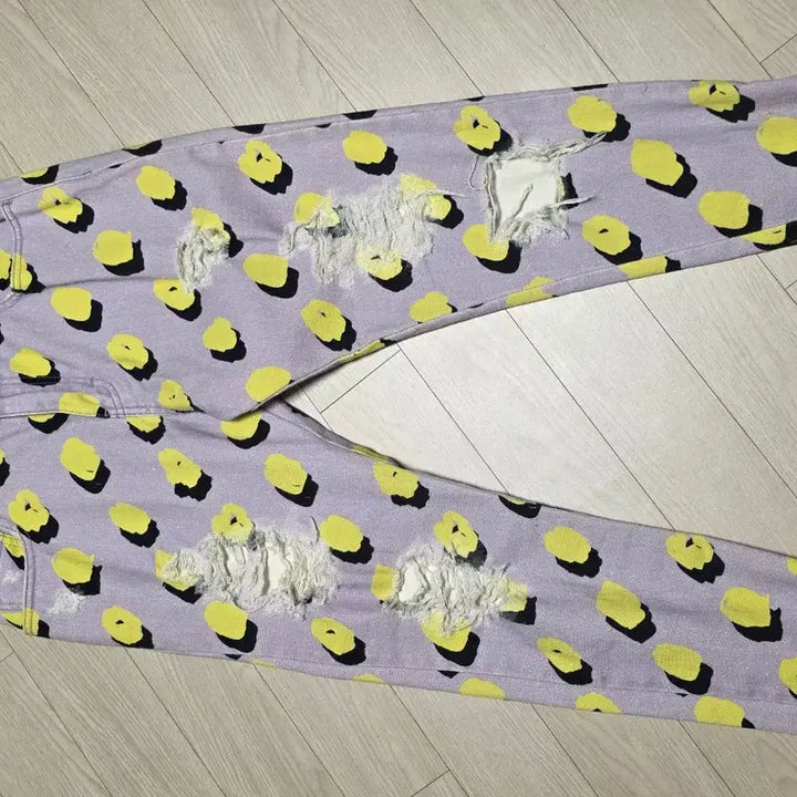 [BUNJANG] Unknown Brand Purple Smile Pattern Jeans / 데미지 스마일 패턴 연보라 청바지