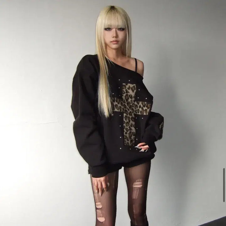 [BUNJANG] Youths in Your Eyes Leopard One Shoulder Sweatshirt / 유스이즈유어스 레오파드 원숄더 맨투맨