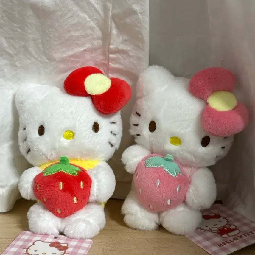 [BUNJANG] Hello Kitty Strawberry Doll Keyring Bundle Set / 헬로키티 딸기 인형 키링 2가지 색상 새상품 일괄