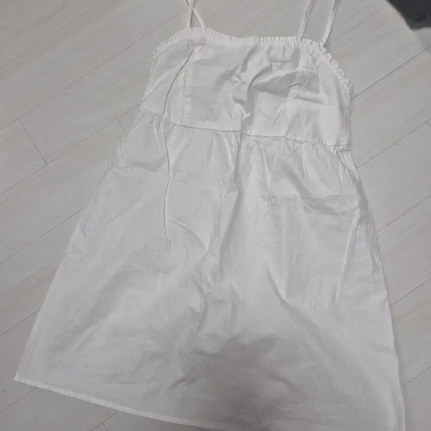 [BUNJANG] Brandy Melville White Spaghetti Strap Mini Dress / 브랜디멜빌 화이트 끈나시 원피스 미니