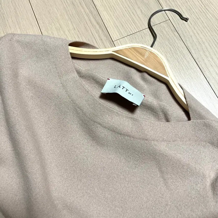 [BUNJANG] LATT by Hansome Wool 100% Slit Sleeve Knit T-shirt Beige / 한섬 래트바이티 LATT 울100% 소매 트임 니트 티셔츠 입술넥 베이지