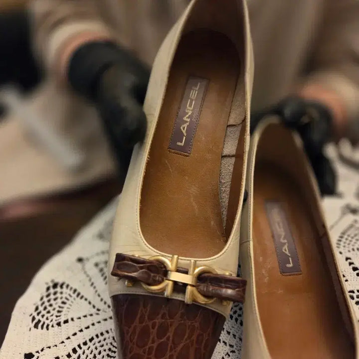[BUNJANG] Lancel Buckle Pointed Heels 235 / 란셀 버클포인트구두 235