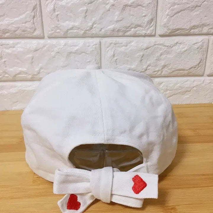 [BUNJANG] White Heart Ribbon Ball Cap / 하트 리본 화이트 볼캡 모자