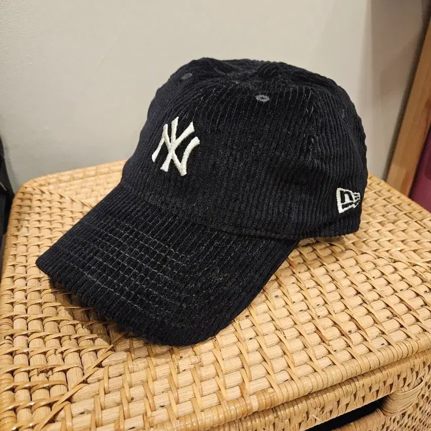 [SOLD OUT] 뉴에라 NY 코듀로이 볼캡 블랙