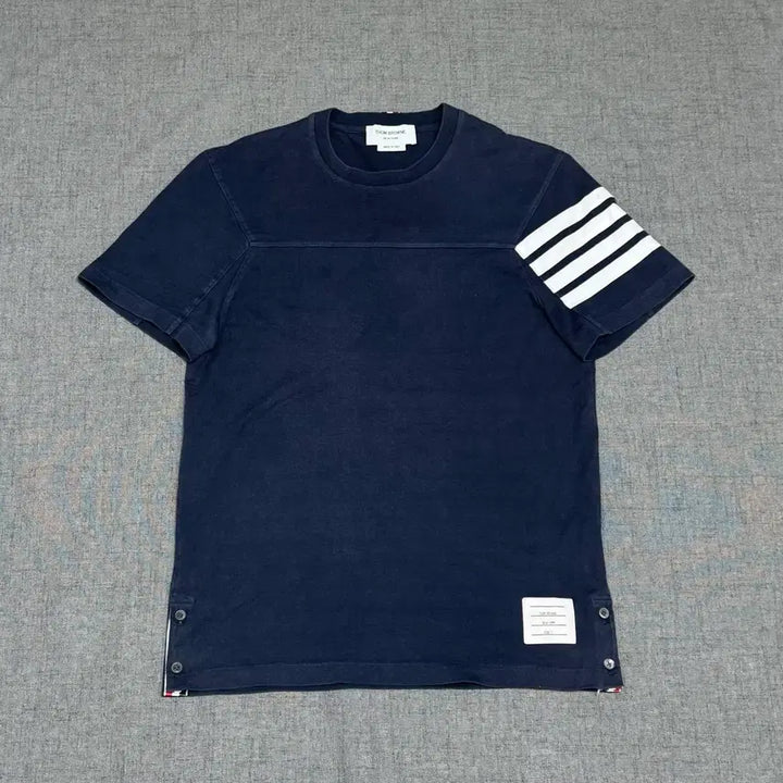 [BUNJANG] Thom Browne Cotton Diagonal Stripe Short Sleeve T-shirt / 톰브라운 코튼 사선 숏슬리브 스트라이브 티셔츠 반팔