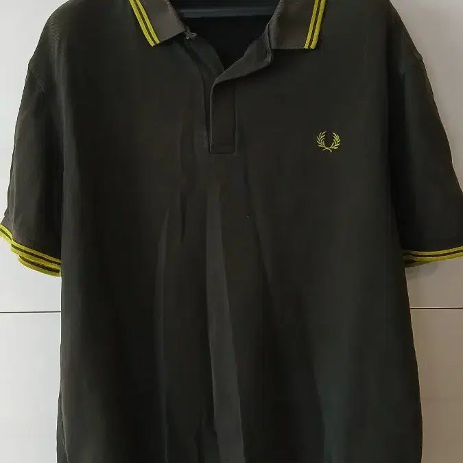 [SOLD OUT] 정품 프레드페리 카키색 폴로티 XL사이즈 카라 목접히는부부 색바램