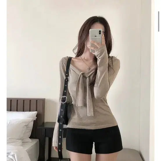 [BUNJANG] Classic Blanc V-Neck Off-Shoulder Tie Knit Beige / 클래식블랑 레코드 브이넥 오프숄더 타이 니트 베이지 새상품