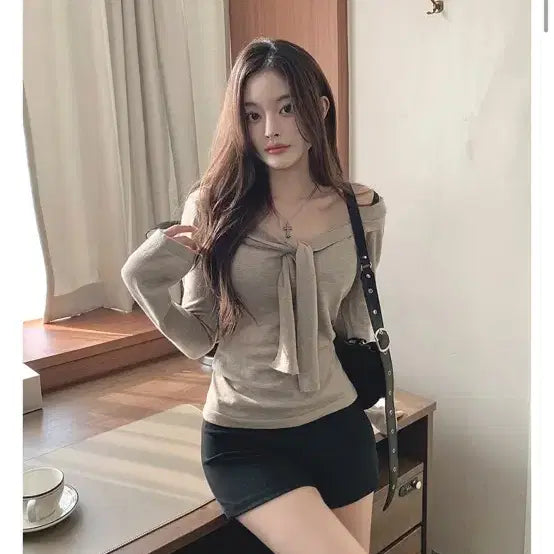 [BUNJANG] Classic Blanc V-Neck Off-Shoulder Tie Knit Beige / 클래식블랑 레코드 브이넥 오프숄더 타이 니트 베이지 새상품