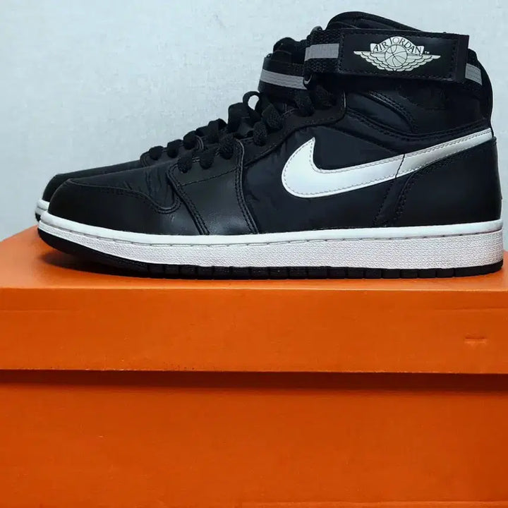 [BUNJANG] Nike Air Jordan 1 High Strap Black/White Sneakers / 나이키 조던1 하이 스트랩 블랙/화이트