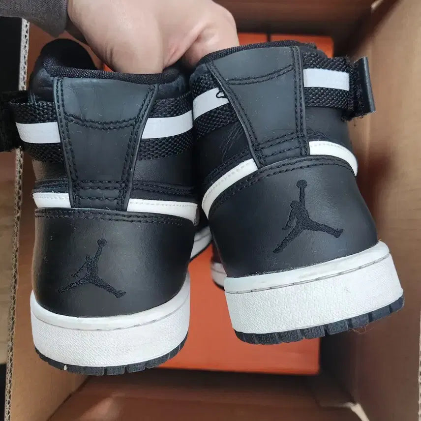 [BUNJANG] Nike Air Jordan 1 High Strap Black/White Sneakers / 나이키 조던1 하이 스트랩 블랙/화이트