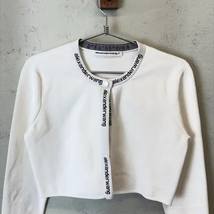[SOLD OUT] [M] 알렉산더왕 로고 크롭 니트 가디건