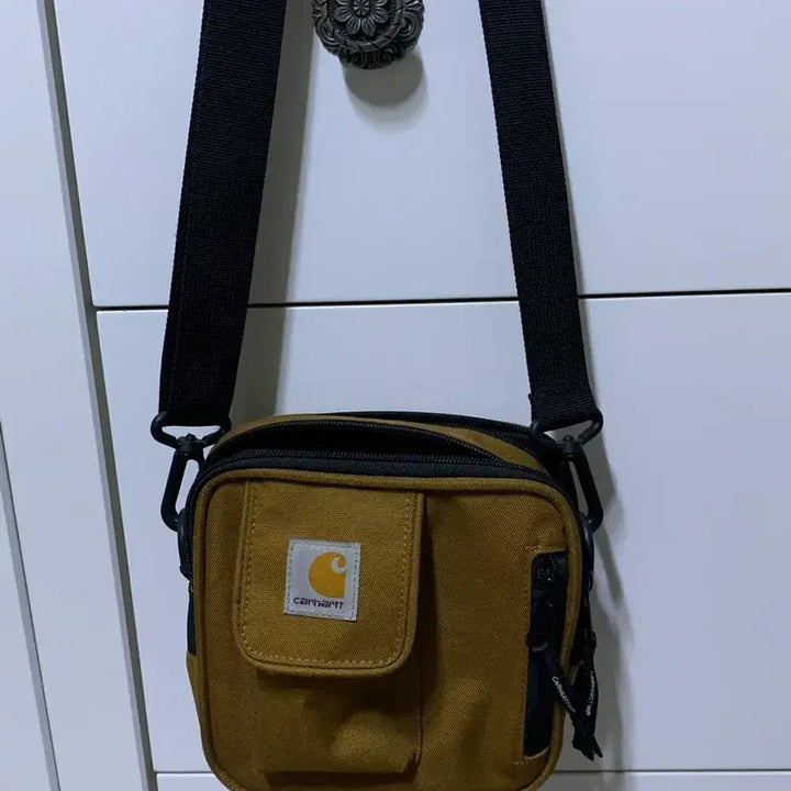 [SOLD OUT] 칼하트 wip 에센셜 미니백 브라운