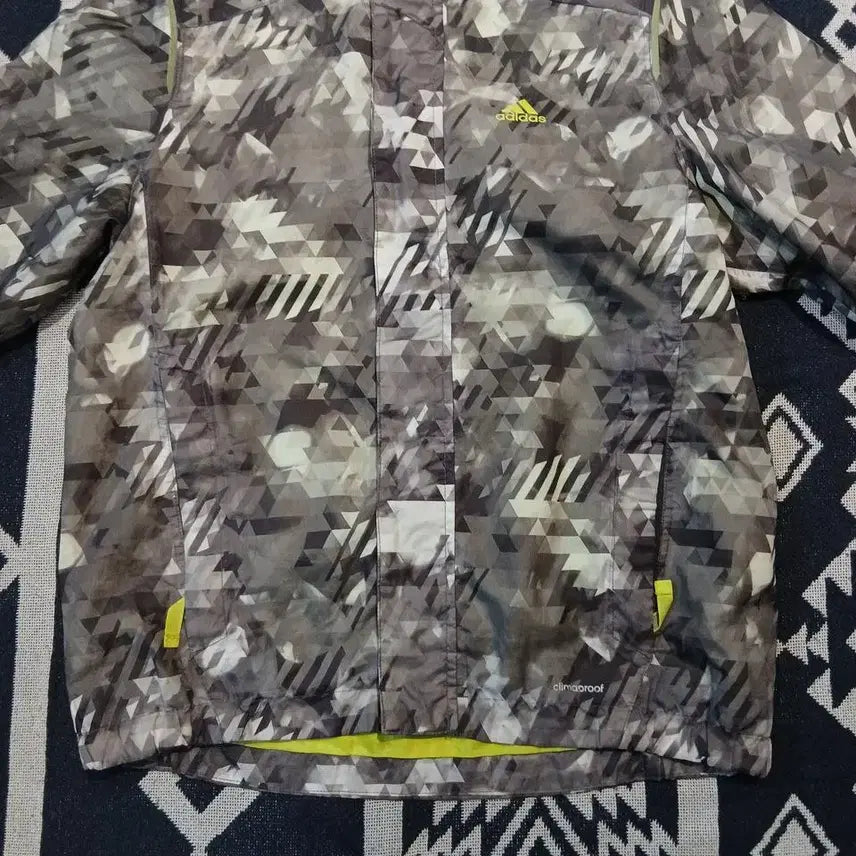 [BUNJANG] Adidas Outdoor Grey Reflective Logo Geometric Pattern Jacket / 아디다스 아웃도어 그레이 네온형광 리플렉티브 로고 기하학패턴 클라이마프루