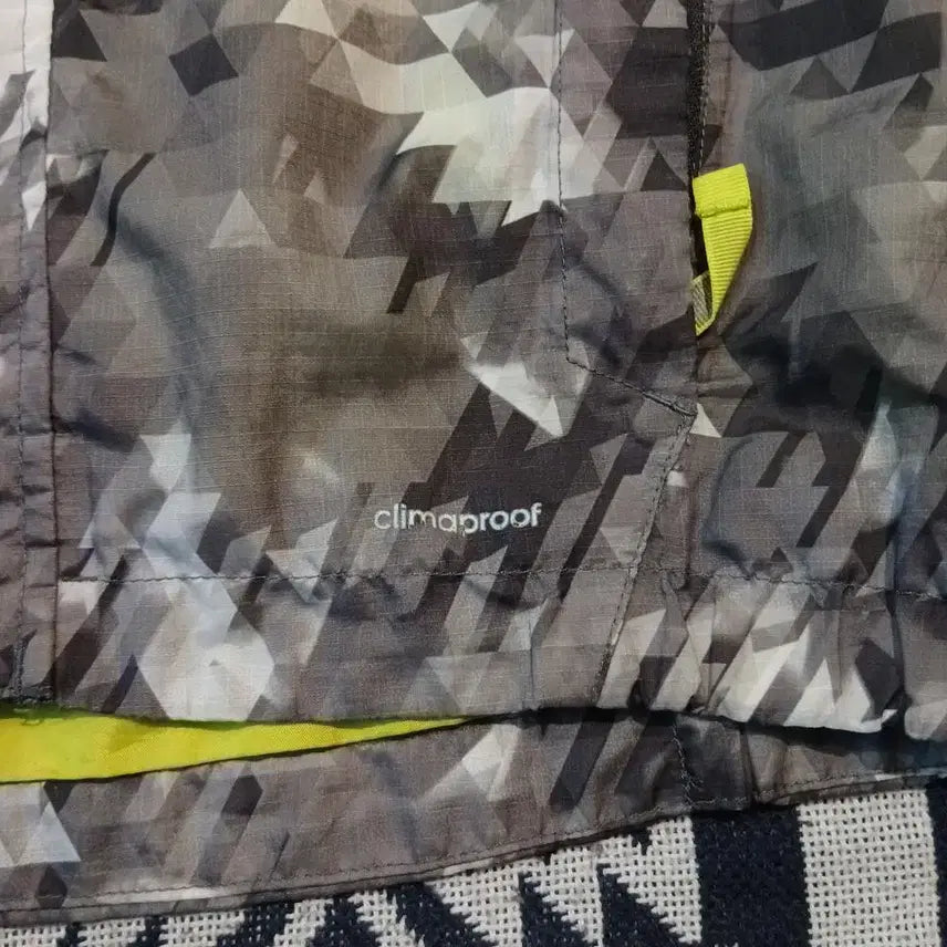 [BUNJANG] Adidas Outdoor Grey Reflective Logo Geometric Pattern Jacket / 아디다스 아웃도어 그레이 네온형광 리플렉티브 로고 기하학패턴 클라이마프루