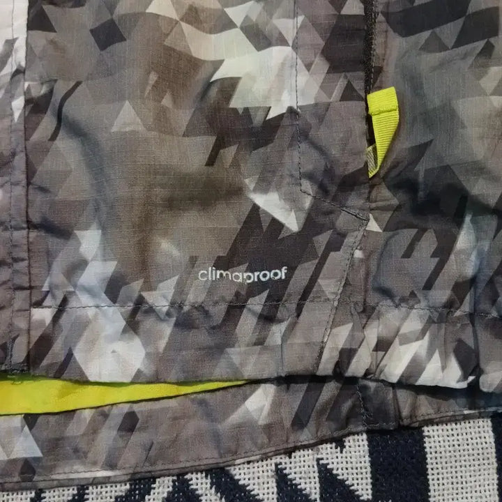 [BUNJANG] Adidas Outdoor Grey Reflective Logo Geometric Pattern Jacket / 아디다스 아웃도어 그레이 네온형광 리플렉티브 로고 기하학패턴 클라이마프루