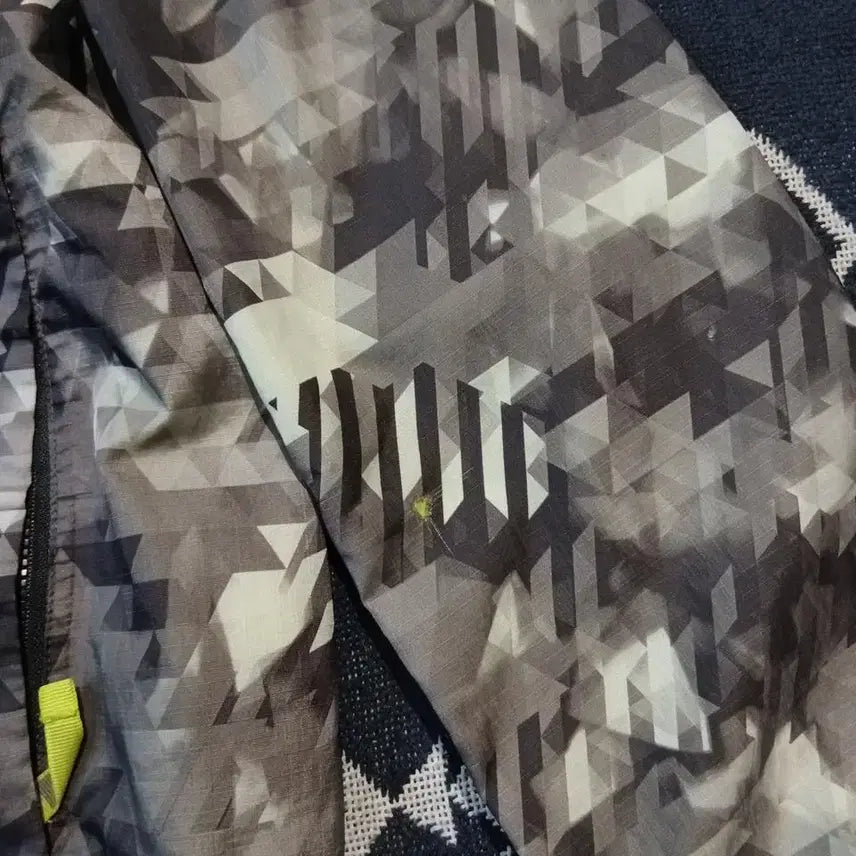 [BUNJANG] Adidas Outdoor Grey Reflective Logo Geometric Pattern Jacket / 아디다스 아웃도어 그레이 네온형광 리플렉티브 로고 기하학패턴 클라이마프루