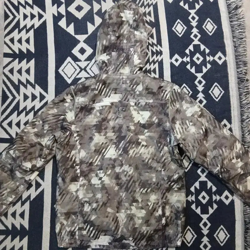 [BUNJANG] Adidas Outdoor Grey Reflective Logo Geometric Pattern Jacket / 아디다스 아웃도어 그레이 네온형광 리플렉티브 로고 기하학패턴 클라이마프루