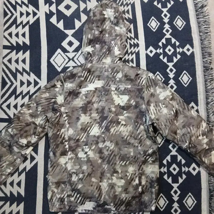 [BUNJANG] Adidas Outdoor Grey Reflective Logo Geometric Pattern Jacket / 아디다스 아웃도어 그레이 네온형광 리플렉티브 로고 기하학패턴 클라이마프루