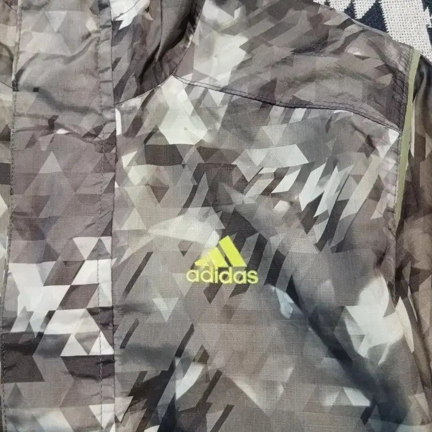 [BUNJANG] Adidas Outdoor Grey Reflective Logo Geometric Pattern Jacket / 아디다스 아웃도어 그레이 네온형광 리플렉티브 로고 기하학패턴 클라이마프루