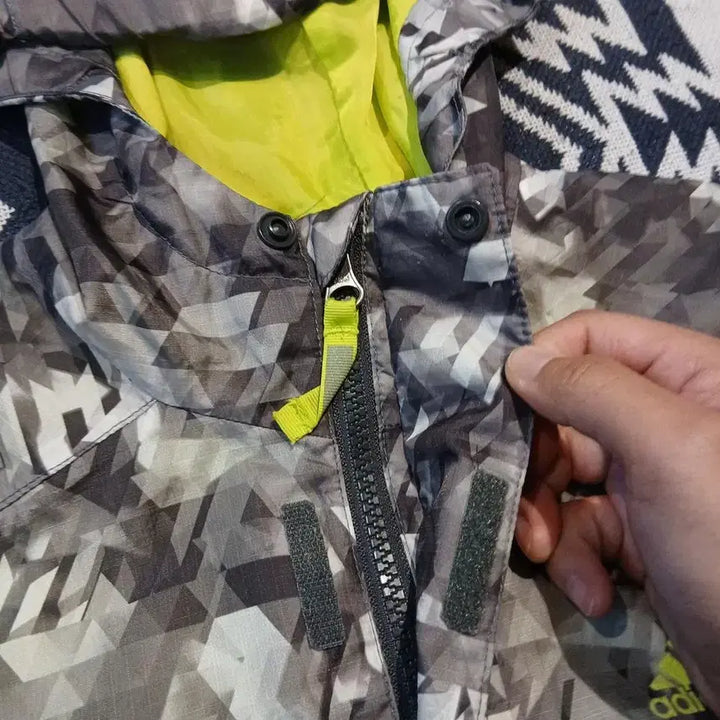 [BUNJANG] Adidas Outdoor Grey Reflective Logo Geometric Pattern Jacket / 아디다스 아웃도어 그레이 네온형광 리플렉티브 로고 기하학패턴 클라이마프루