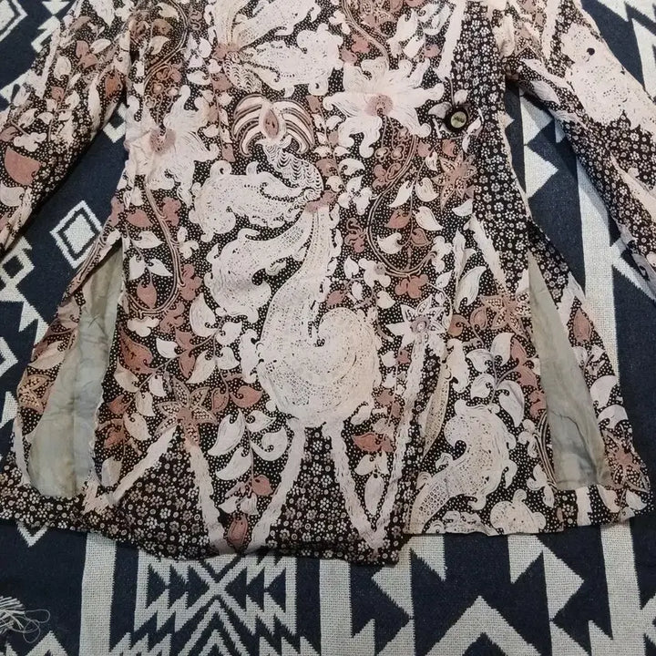 [BUNJANG] Giorgio Armani Floral Pattern Wrap Blouse / 조르지오 아르마니 핑크 멀티컬러 플라워 플로랄패턴 원버튼 브이넥 랩 블라