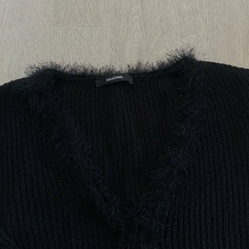 [BUNJANG] Diagonal Fur Trimmed Cardigan Black / 다이애그널 퍼 트리밍 가디건 블랙