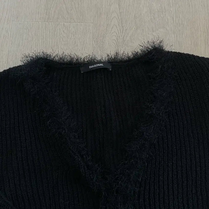 [BUNJANG] Diagonal Fur Trimmed Cardigan Black / 다이애그널 퍼 트리밍 가디건 블랙