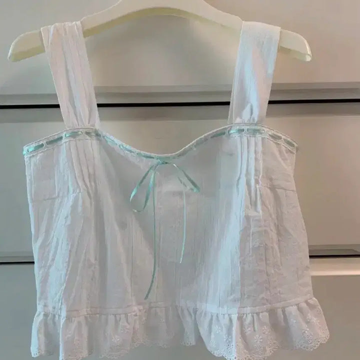 [BUNJANG] Tanat Square Ruffle Sleeveless Top / 타낫 스퀘어 러플 슬리브리스 탑