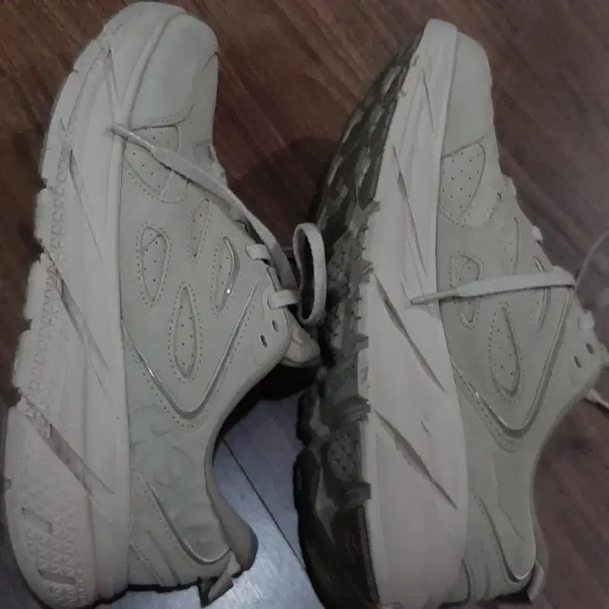 [BUNJANG] Hoka One One Suede Sneakers Beige 270 / 호카오네오네 스웨이드 운동화 베이지270