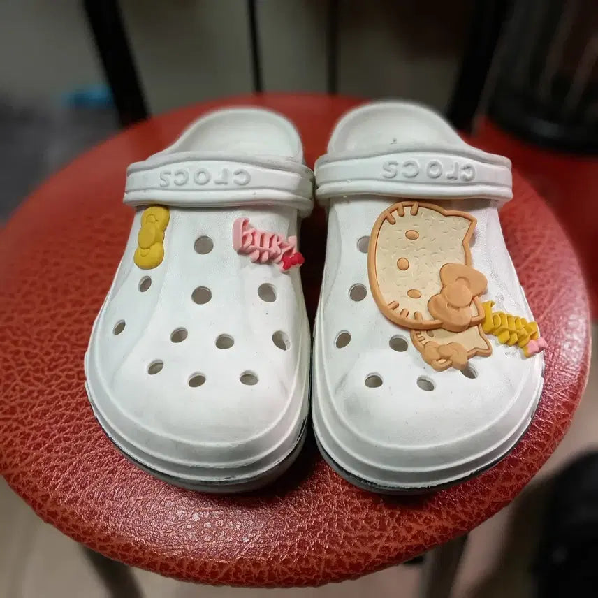 [BUNJANG] Crocs White Sandals with Jibbitz (230) / 크록스 화이트 샌들 + 지비츠 장식230