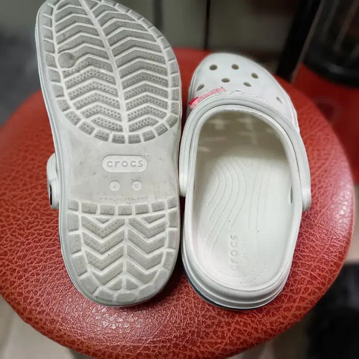 [BUNJANG] Crocs White Sandals with Jibbitz (230) / 크록스 화이트 샌들 + 지비츠 장식230