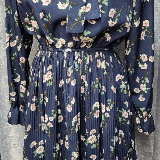 [BUNJANG] Romantic Navy Floral Tie Pleated Dress / 로맨틱 네이비 플라워 타이 플리츠 원피스