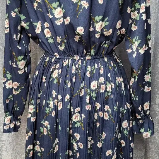 [BUNJANG] Romantic Navy Floral Tie Pleated Dress / 로맨틱 네이비 플라워 타이 플리츠 원피스